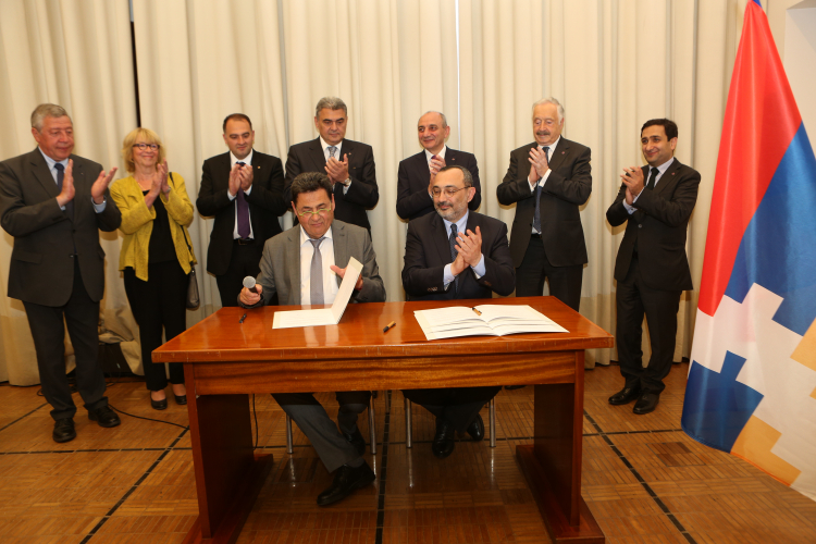 Signature de la charte d'amitié entre Villeurbanne et Chouchi, le 18 mai 2015.